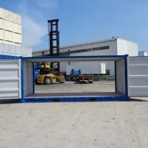 porte su entrambe le estremità, che facilitano l'accesso ai prodotti o ai materiali immagazzinati all'interno.